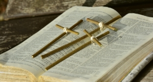 les 3 croix et le livre saint